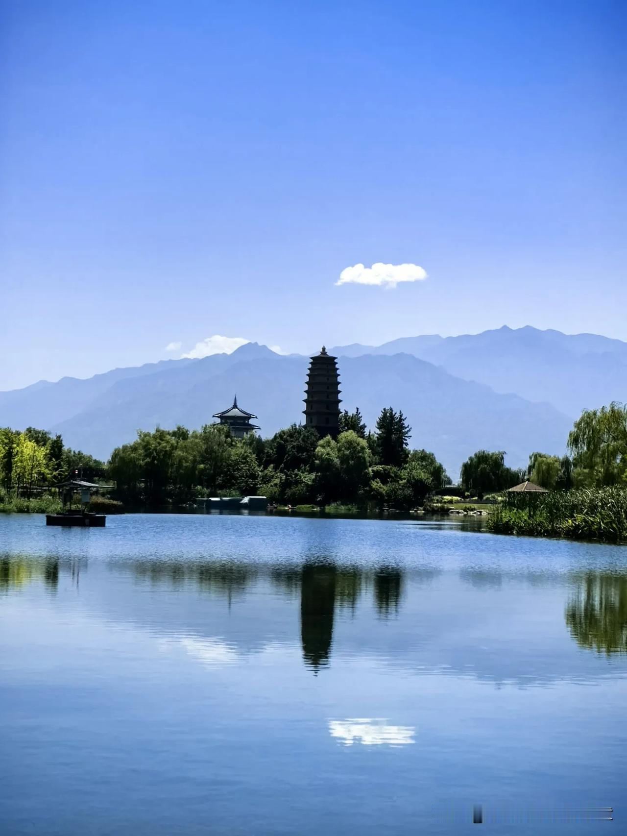 《题破山寺后禅院》

一一常建（唐）

清晨入古寺，初日照高林。

曲径通幽处，