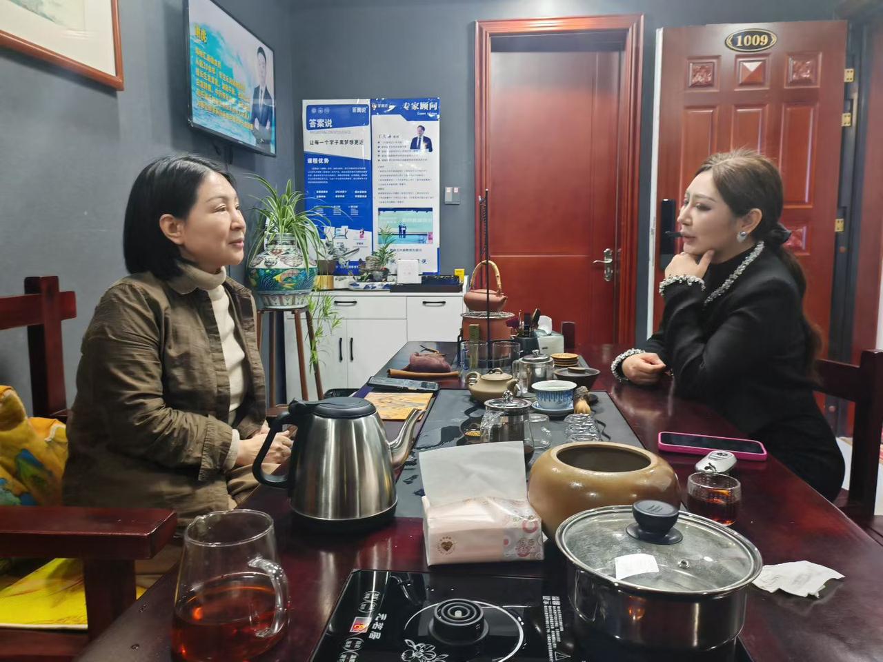 相聚于海纳汇。左侧是海纳汇老板焦彦容，右侧是地产销冠王昕。
（韩联社）山东海纳 