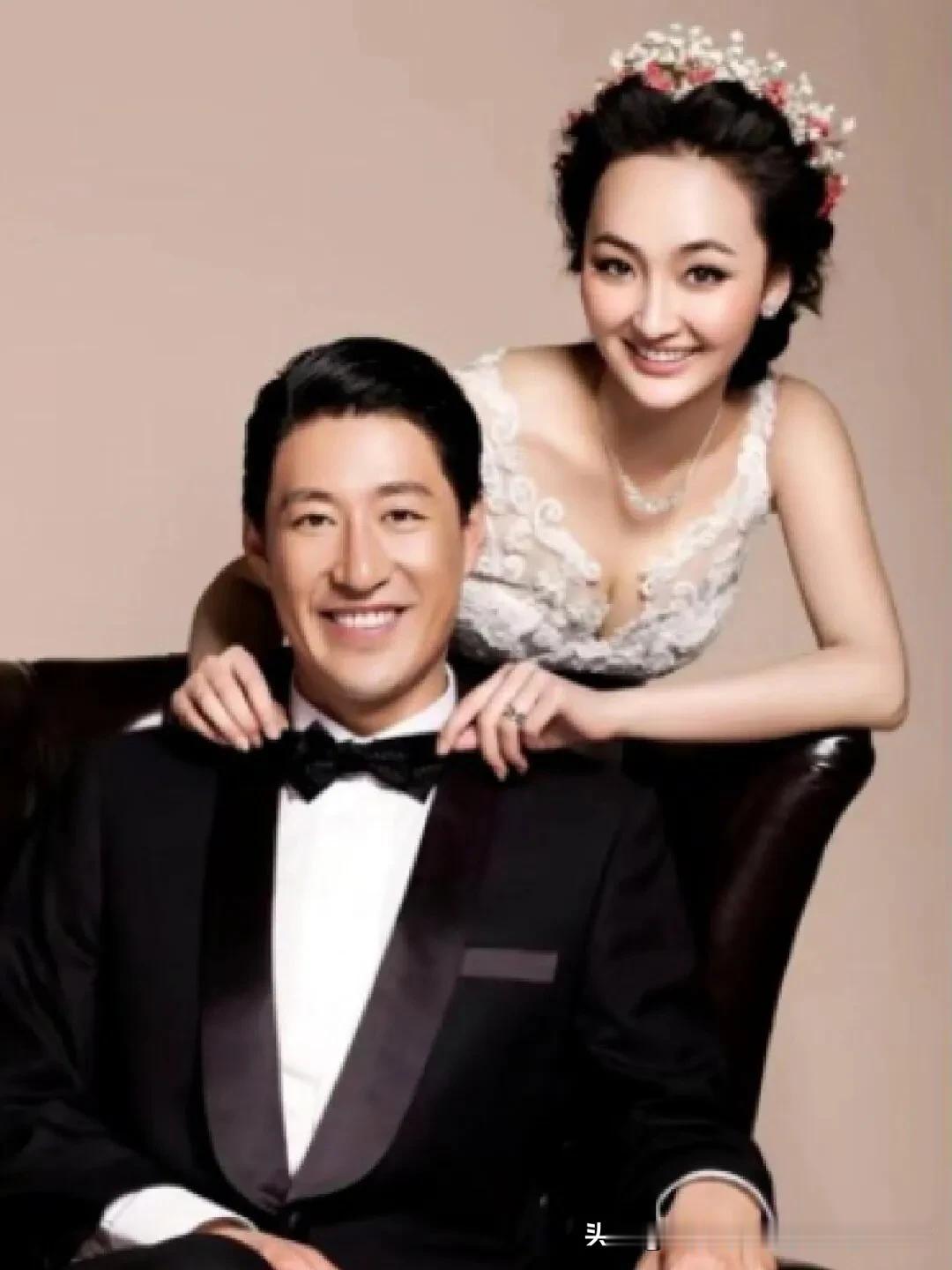 于震太狠了！家暴妻子流产，2婚娶小13岁娇妻，6年让她生了3个娃。
2011年，