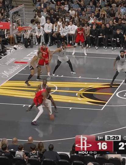 哈里森巴恩斯这球单防杜兰特的时候非常强硬，一定是憋了一股劲。其实要不是当年杜兰特