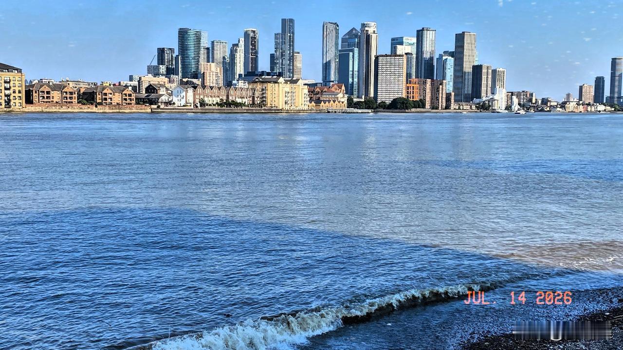 泰晤士河水浪打浪
清凉河风扑面而来