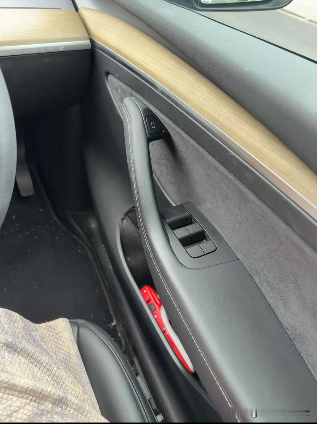 特斯拉的开门按钮是不是故意这样设计的？
位置特别靠前，导致用手按按钮的同时，很难