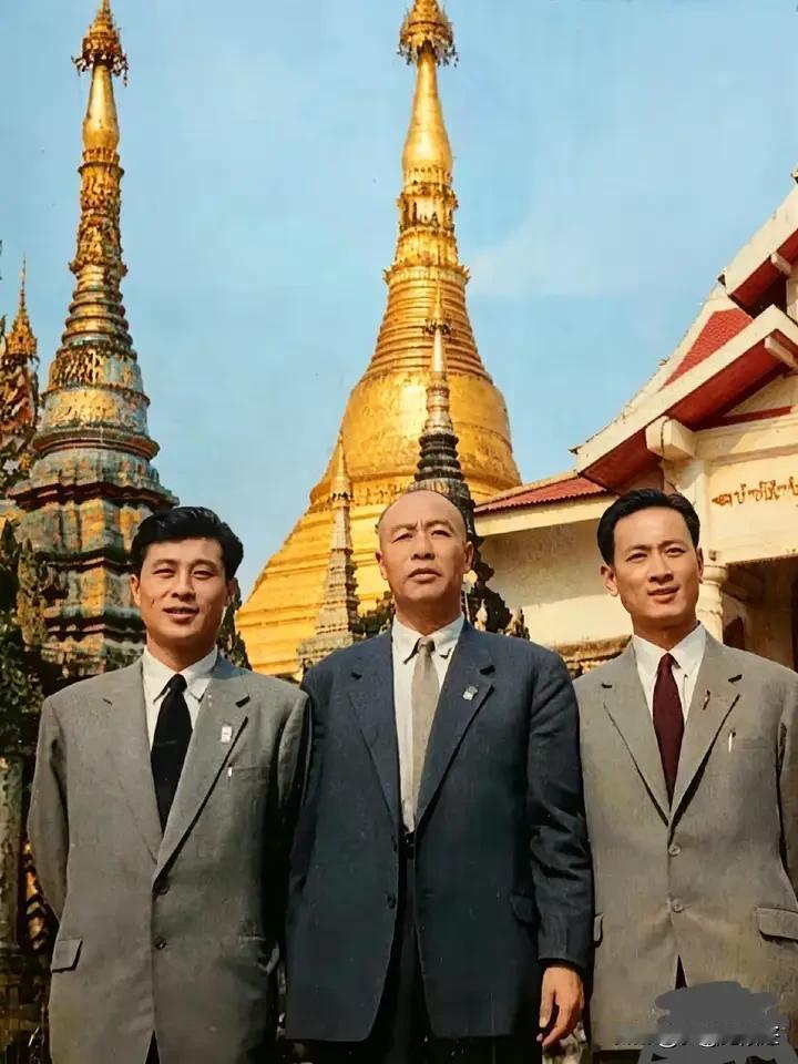 帅就是帅，三个人左右两边的分别是王心刚和庞学勤太帅了！