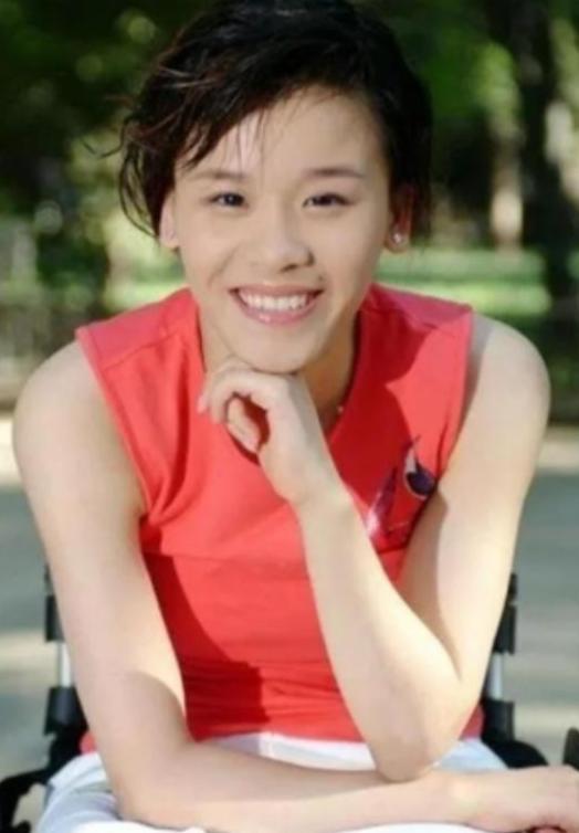 1998年，桑兰瘫痪后拿到了1000万美金的赔偿，就在这个时候，照顾了桑兰9年的