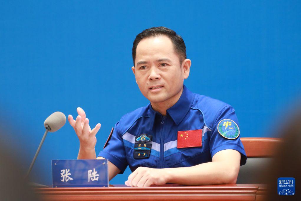 返回地球67天后，神舟二十一号的三名航天员终于走到聚光灯下。8月5日，中国航天员