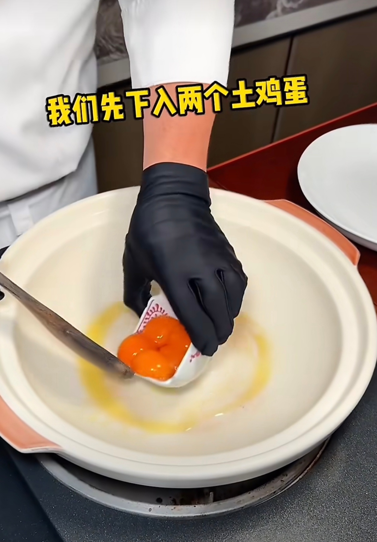 上海258一份的蛋炒饭食材整理好了，油，米饭➕九种材料，这份蛋炒饭经过厨师一通高