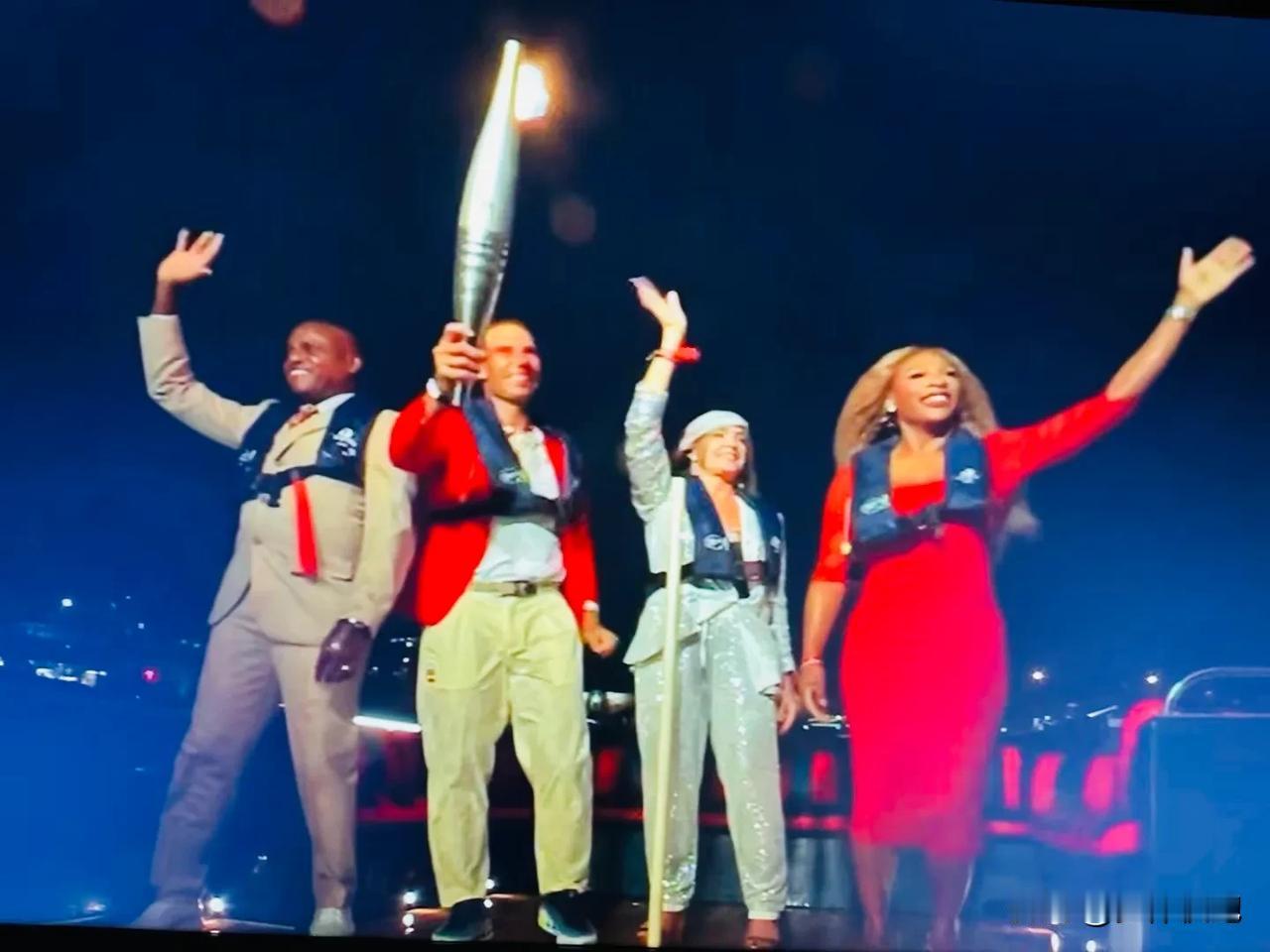 巴黎奥运会开幕式给网球运动的排面绝对十足，纳达尔从世界足球先生齐达内手中接过火炬