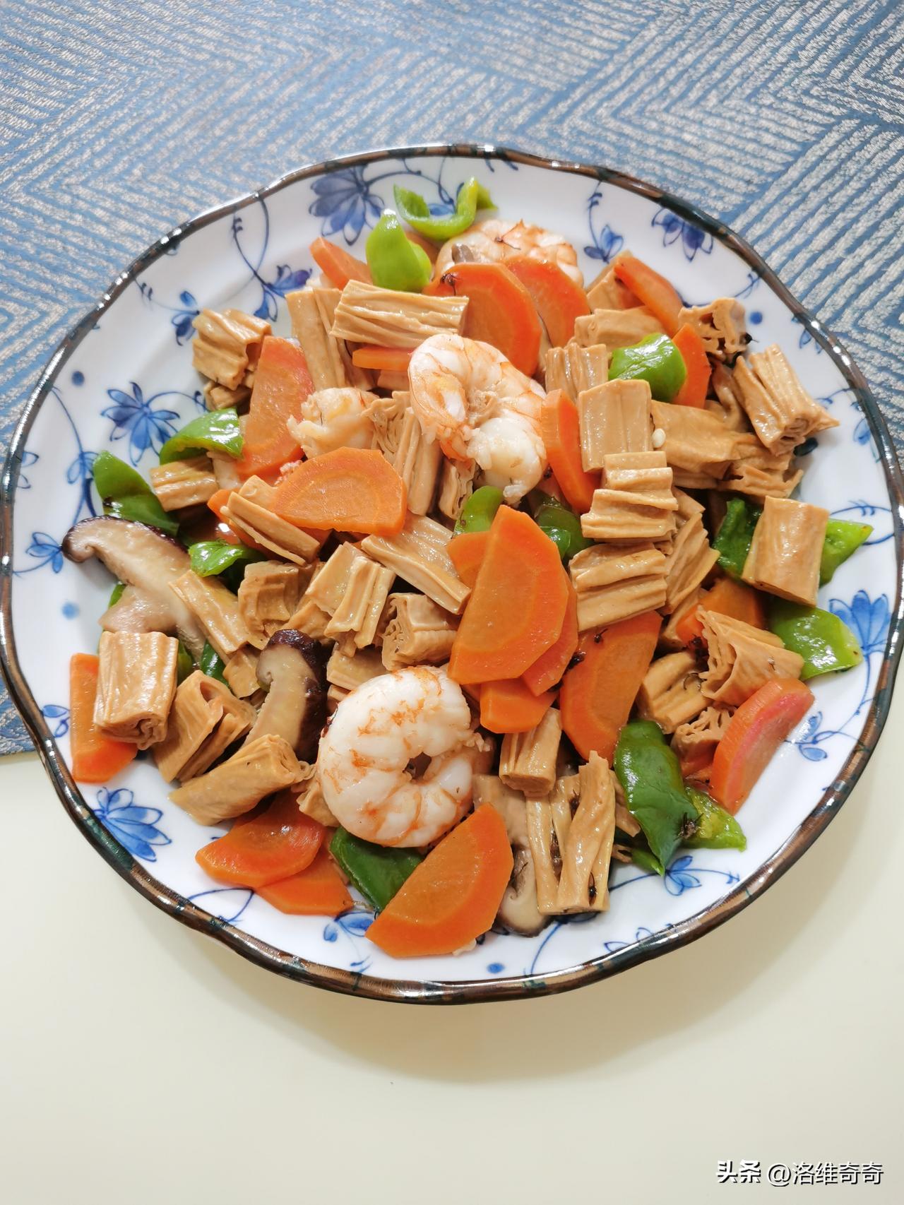 去饭店吃饭，我叮嘱服务员饭菜少放盐。
上菜之后味道依旧很重，我找来店员诉苦。
服
