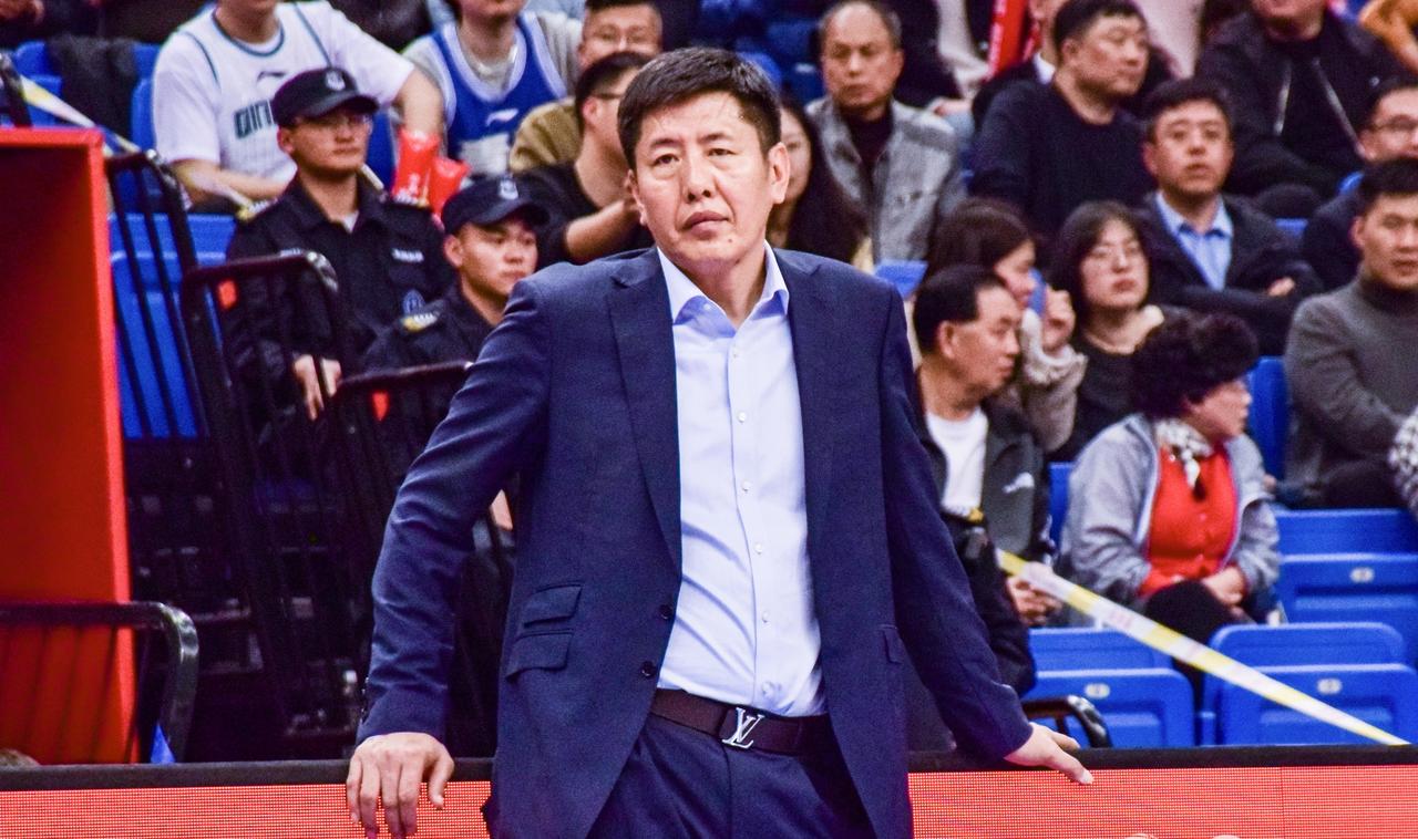 CBA突发浙江主教练丁伟下课。成王败寇战绩不佳黯然被炒。
本赛季担任球队主帅的丁