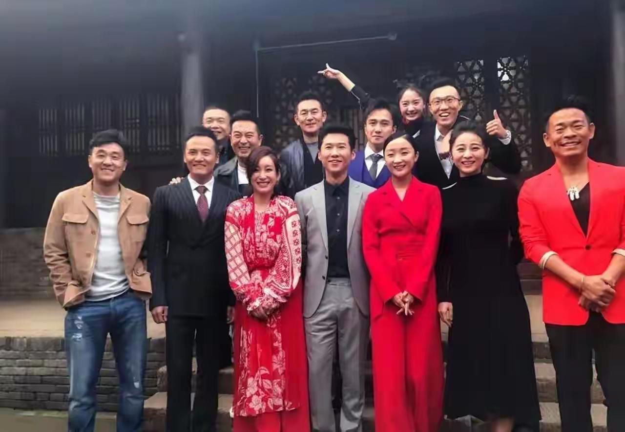 这是电视剧《白鹿原》的剧组照，我认出了喜容绽放的何冰、孙浩；西装革履的姬他、王骁