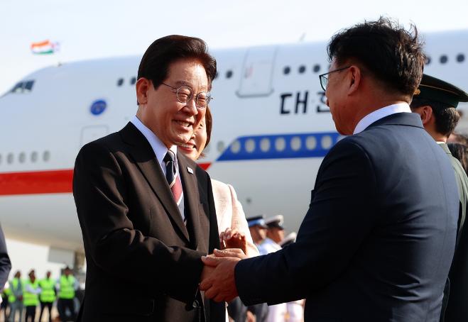 韩国总统李在明这次马不停蹄地奔向新德里，与其说是去叙旧，倒不如说是去“求救”的，