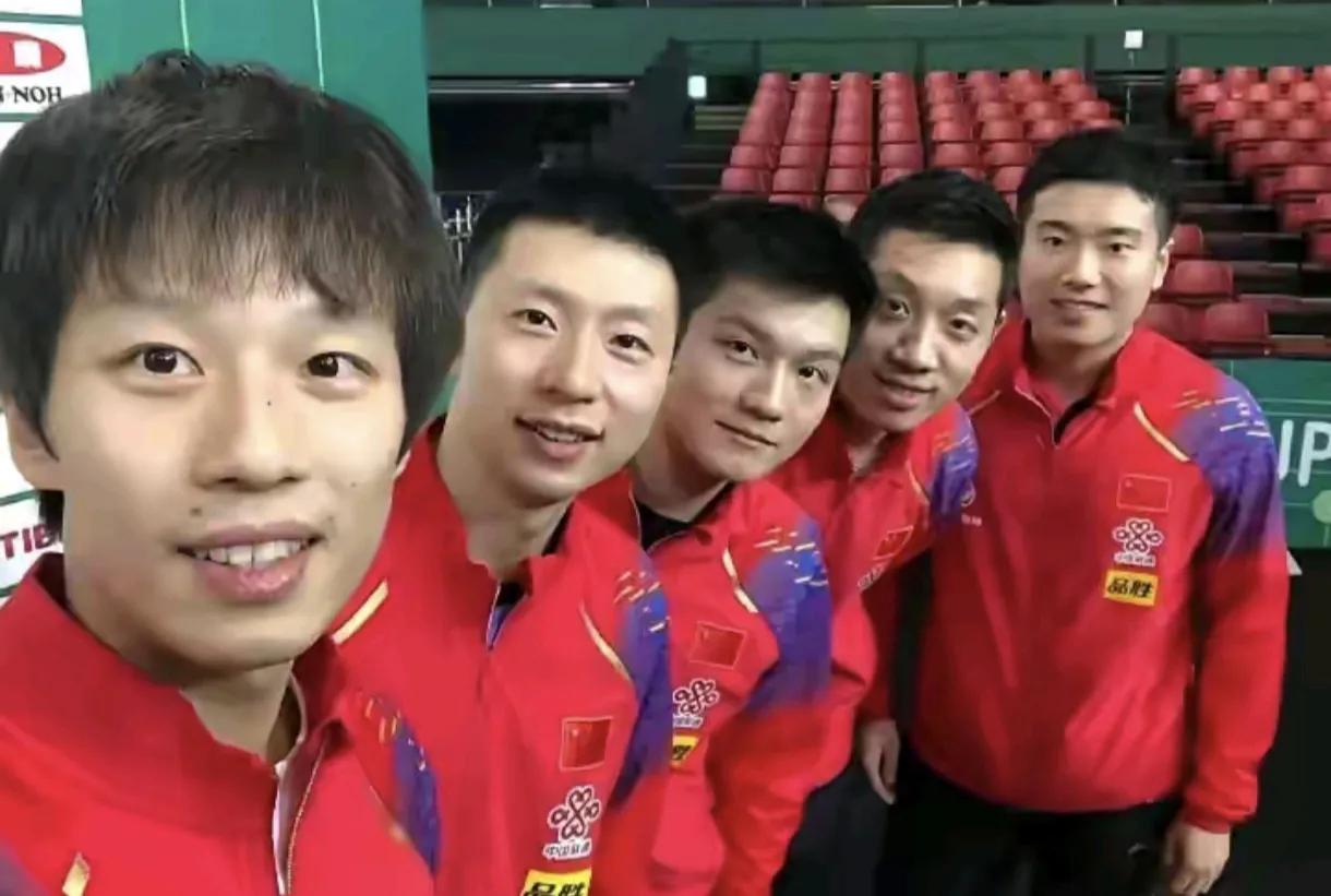 国乒五大帅哥的自拍照太亮眼！

高远举着手机负责在前面拍照，画面里从左到右依次是
