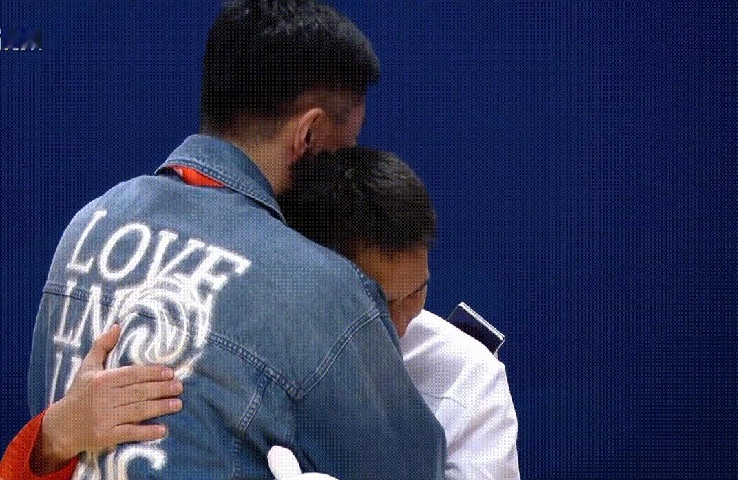 哈哈哈颁奖仪式上广东U18男篮主教练直接扑倒在杜导怀里了，求抱抱！