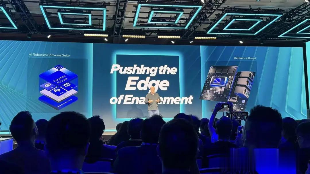 英特爾CES奇襲老黃大本營！英偉達(dá)顯卡剛漲價，最強(qiáng)酷睿量產(chǎn)出貨