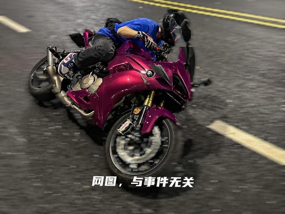 “各打五十大板”没拴绳的狗，扑倒了无证驾驶无牌照摩托车的人，人因此受伤。法院：狗