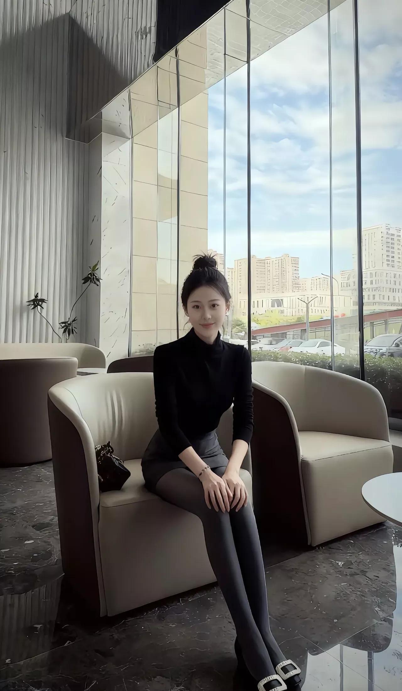 都市白领的优雅日常，简约时尚的咖啡时光。咖啡休闲照 上班品咖啡 通勤休闲女神范 