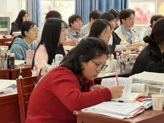6月7日，河南驻马店上蔡县18岁女孩秦小佩迎来高考。她因2025年3月救人被货车