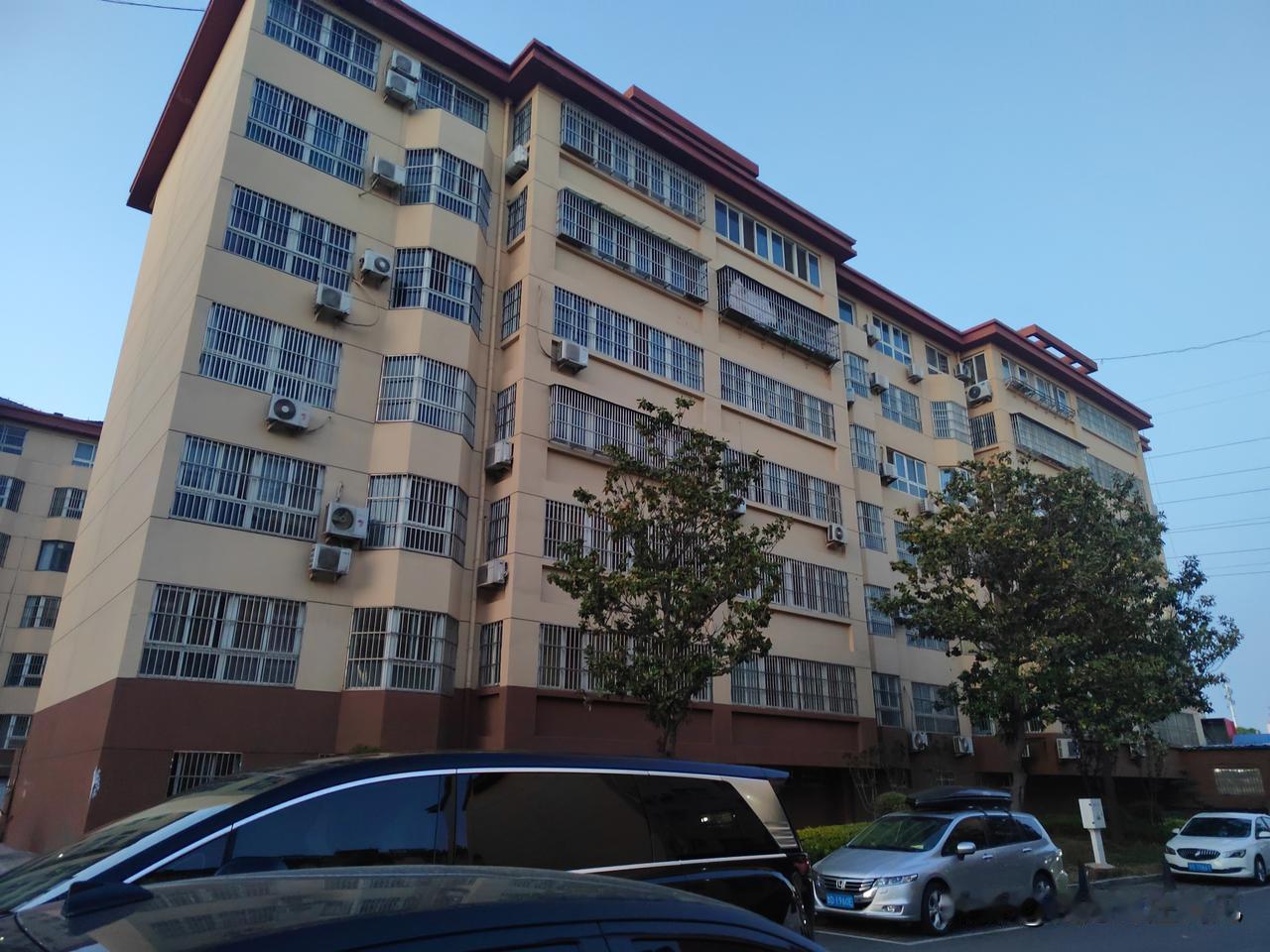 名仕绿茵园｜某日，去华山路吃猪肉串，顺便到名仕绿茵园逛了一圈。在学生时代，我比较