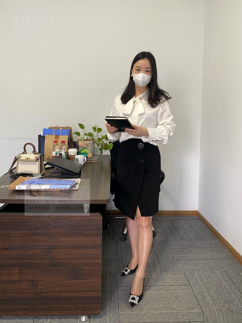 职场人标配，白衬衫+黑半裙真的永不出错，再配一双带钻的尖头高跟鞋，走路都带风！今