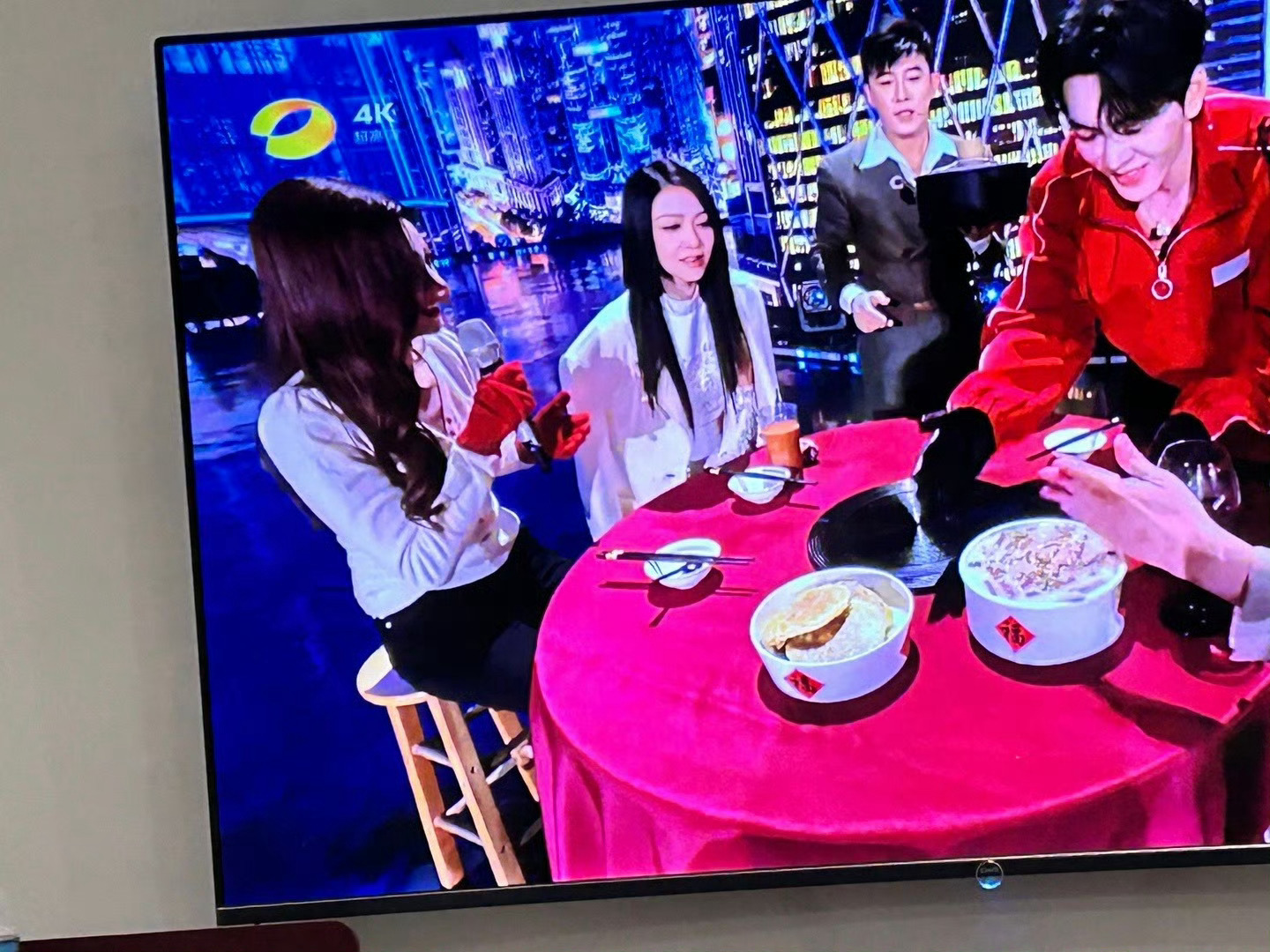 元宵夜的双向奔赴！沈梦辰脱外套给冻得发抖的薛凯琪，温柔全在细节里❤️沈梦辰给薛凯