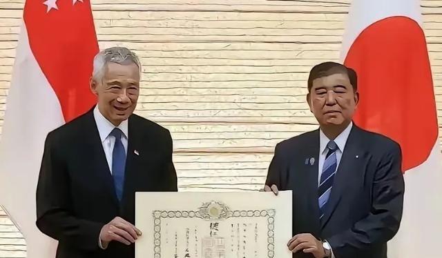 接受日本勋章的李显龙，中国以后不会再待见他了，再有任何重大的活动，也不会邀请他了