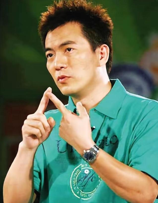 2006年，黄健翔在太太孙颖做完乳腺癌手术后立即提出离婚，孙颖泪流满面地质问：“