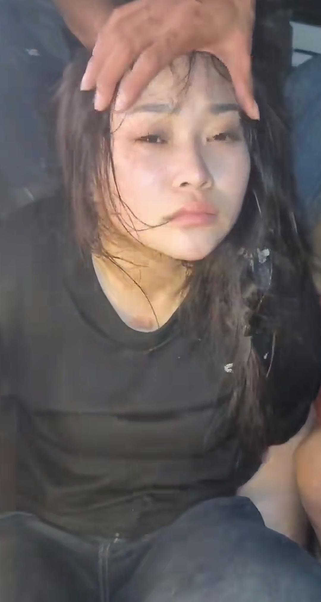 柬埔寨劫走6名囚犯的女子，是越南人，不过20多岁，落网时，脸上还着妆，长得很漂亮