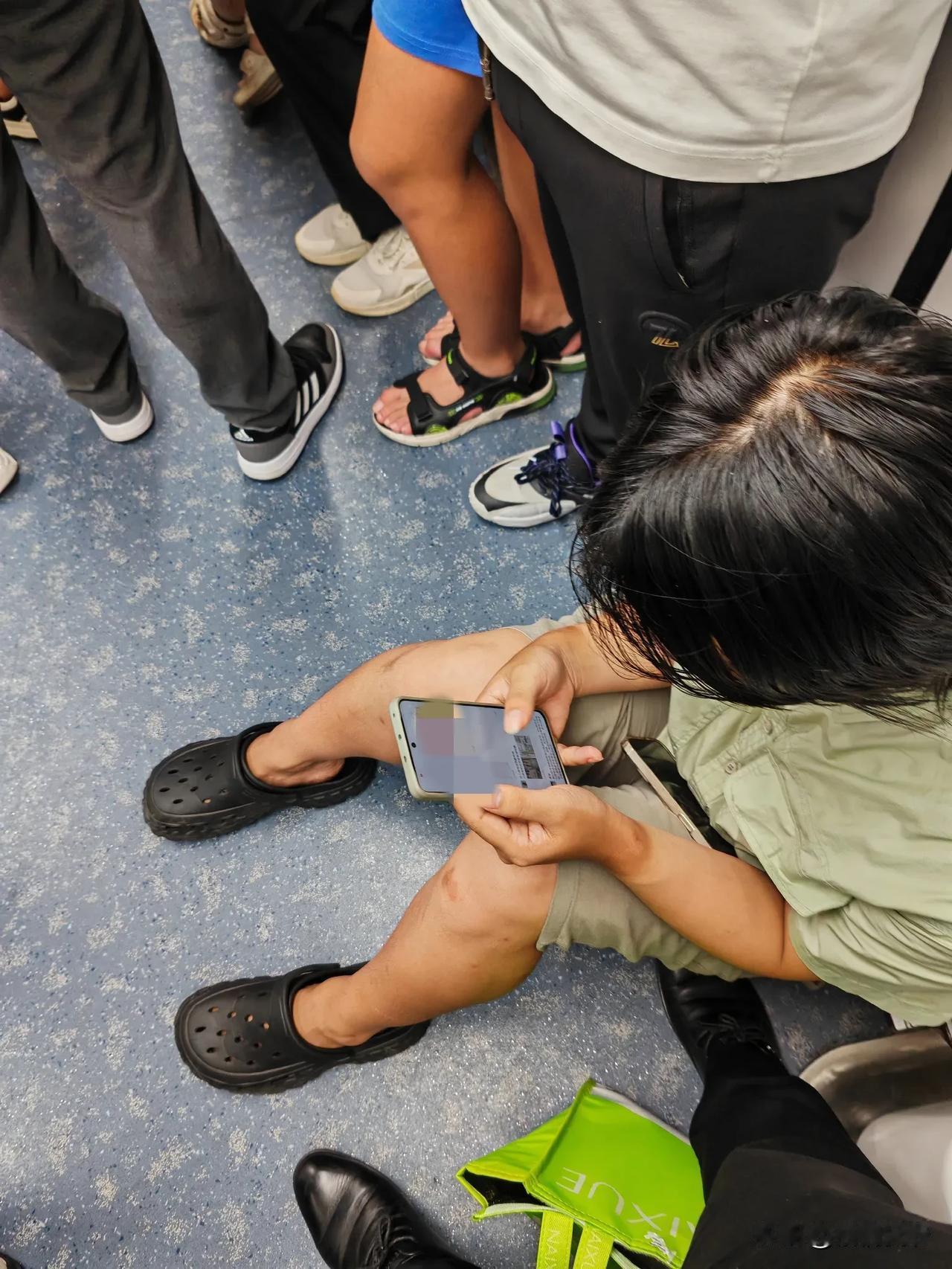 今天下班时在深圳地铁上，遇到了一奇葩人物。
在车公庙站上来一名年轻男子，蓄着胡须