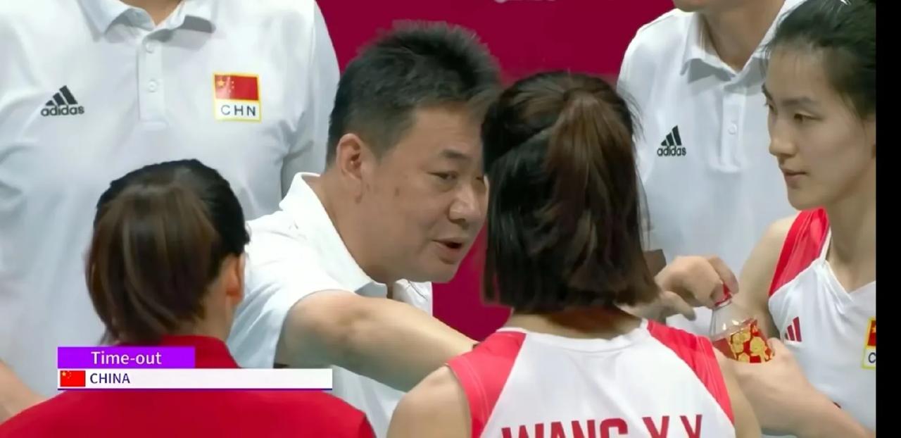 #杭州亚运会# 决赛，中国女排vs日本女排第二局，21:18，吴梦洁换下王云蕗。