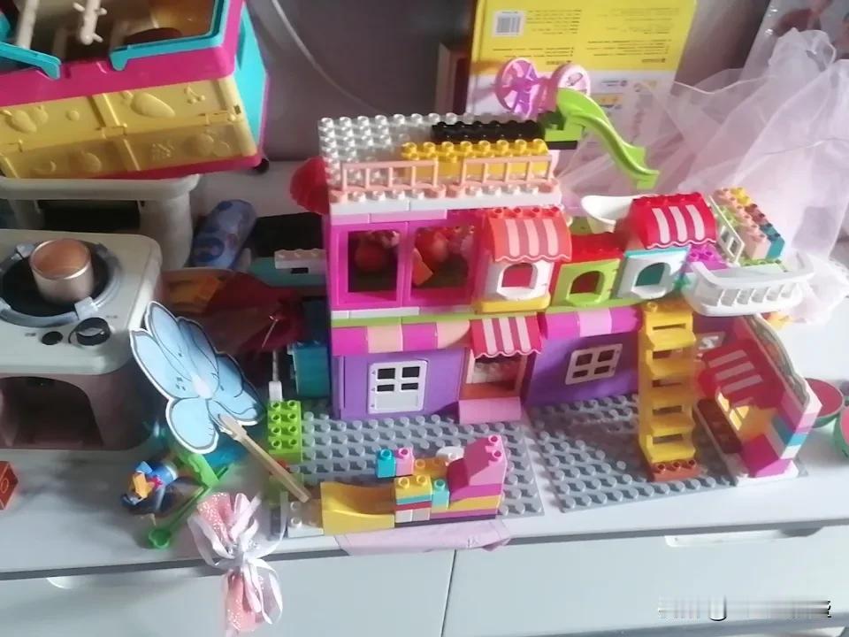 小孩玩具一大堆，玩腻了放一边，日积月累堆成山一样了。