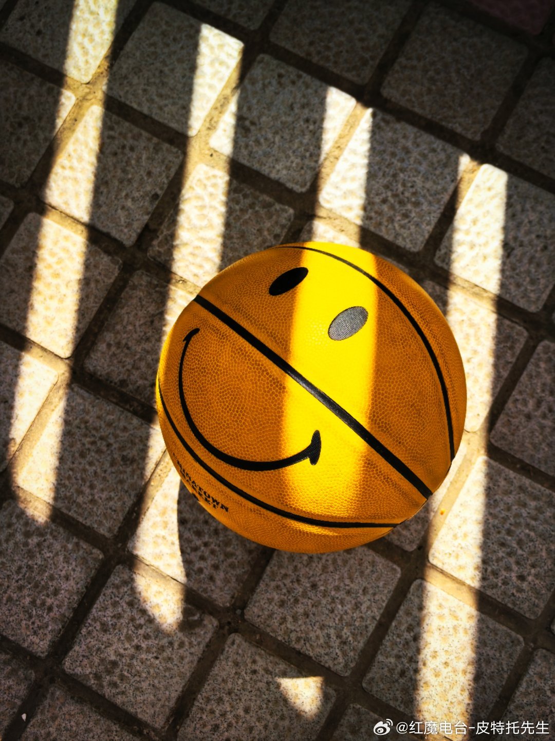 我闺女这两天突然开始喜欢打篮球了，那小时候我花钱给她买鞋报班定制球衣算什么？她甚