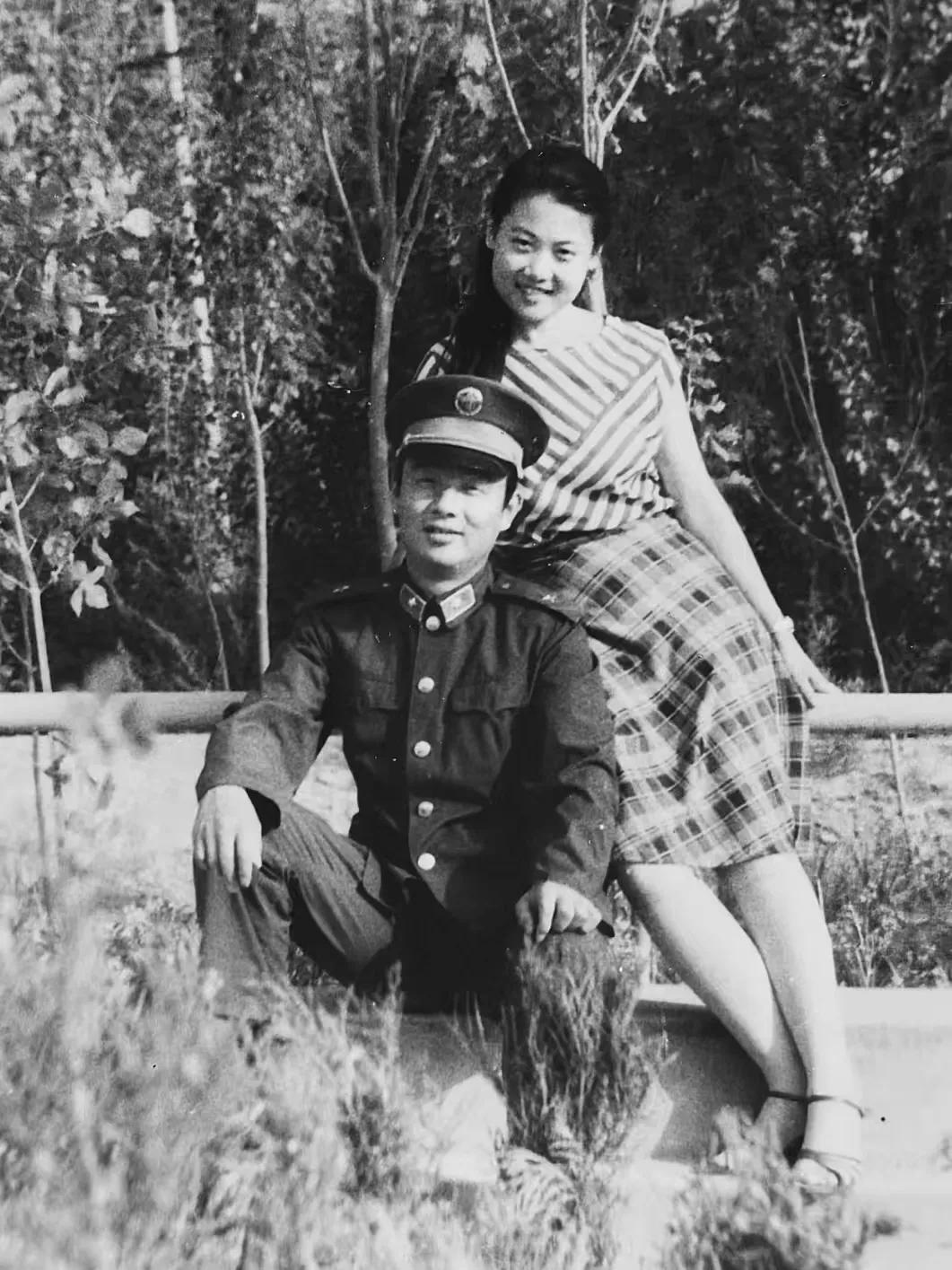 40年前的兵哥兵嫂与40年后的恩爱夫妻，相濡以沫，相伴一生。
真心羡慕老一辈人，