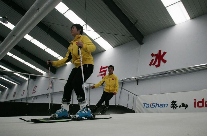 正在举办的米兰冬奥会就像一把“热火炬”，把全球冰雪运动的热情烧得旺旺的，持续升温