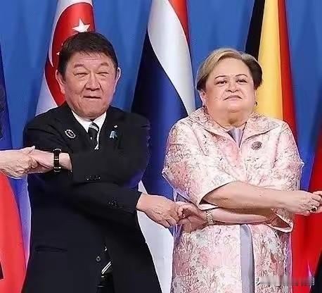 男的是日本外长，女的是菲律宾外长，你们看到这张照片，有什么感想？