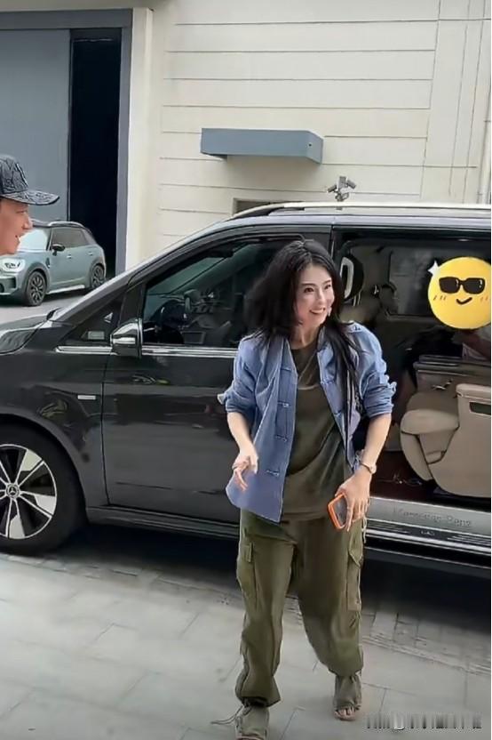 6月5日，张柏芝因为一段下车走路的视频引发网友的热议，网友调侃称之为“人类驯化四