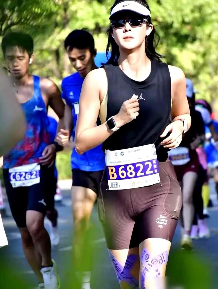昨晚去公园夜跑，我差点以为自己误入了什么国家队选拔赛。

说真的我太懂这种感受了