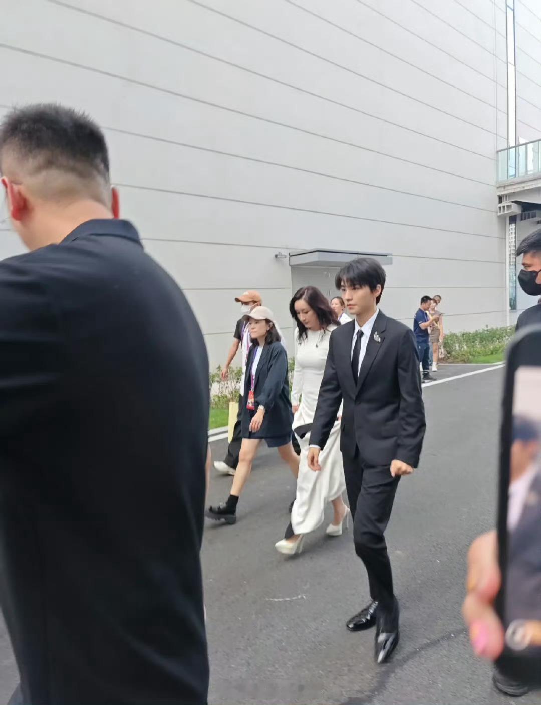 秦海璐王俊凯姐弟再同框 娱乐圈神仙姐弟有！秦海璐和王俊凯在上合组织国家电影节开幕
