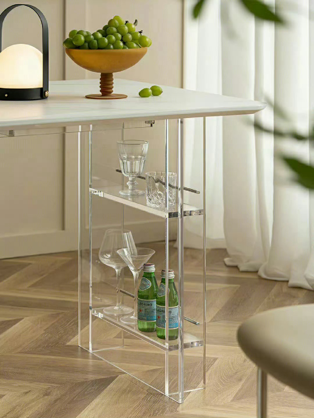 家里的时尚单品，真的少不了千鸟格！随便一放都好看。配上亚克力+岩板！一张能飘在空