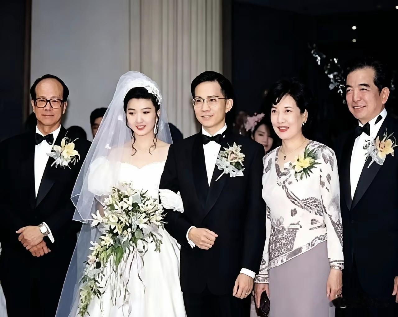 90年代，李嘉诚出席长子李泽钜婚礼豪门婚礼旧照。彼时是李泽钜与王富信的结婚婚礼现