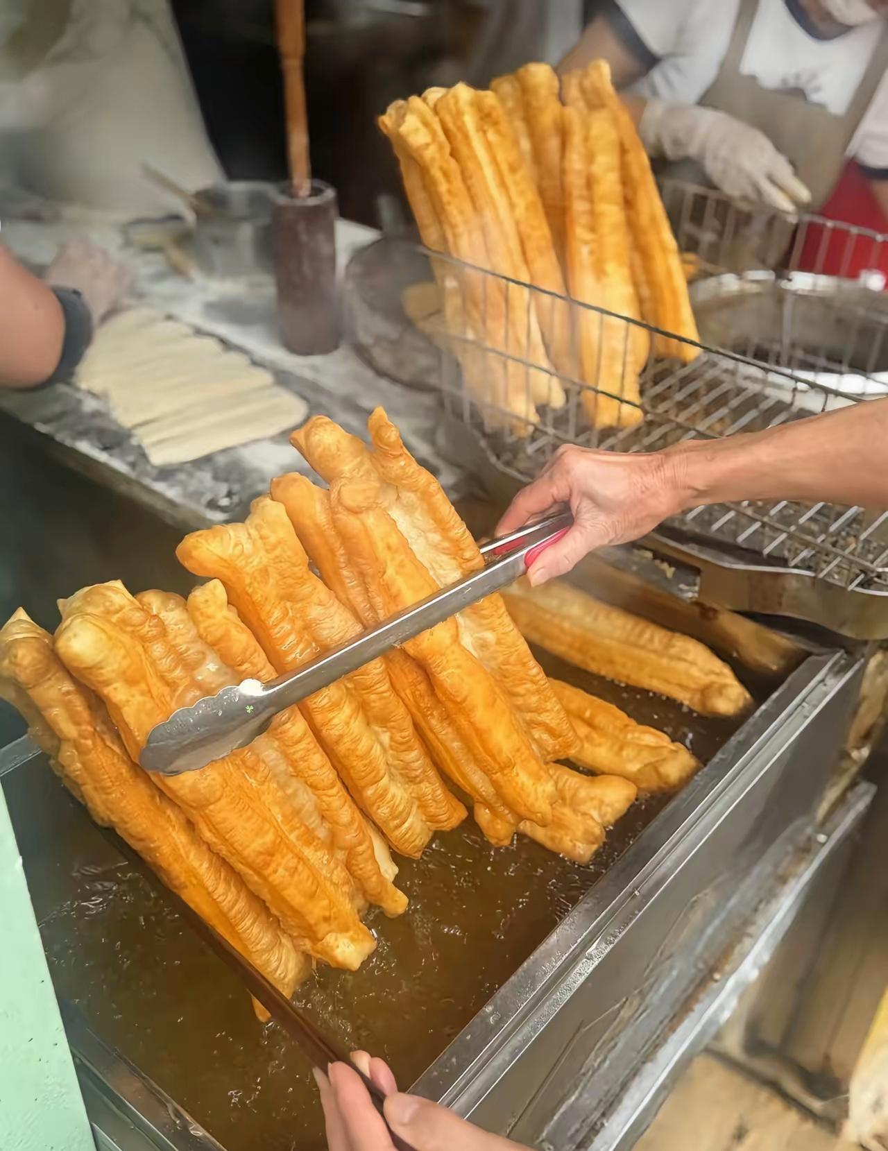 早上下楼买油条，正巧碰到女婿也在摊位前面。我主动上前跟他打招呼，结果他就淡淡的嗯