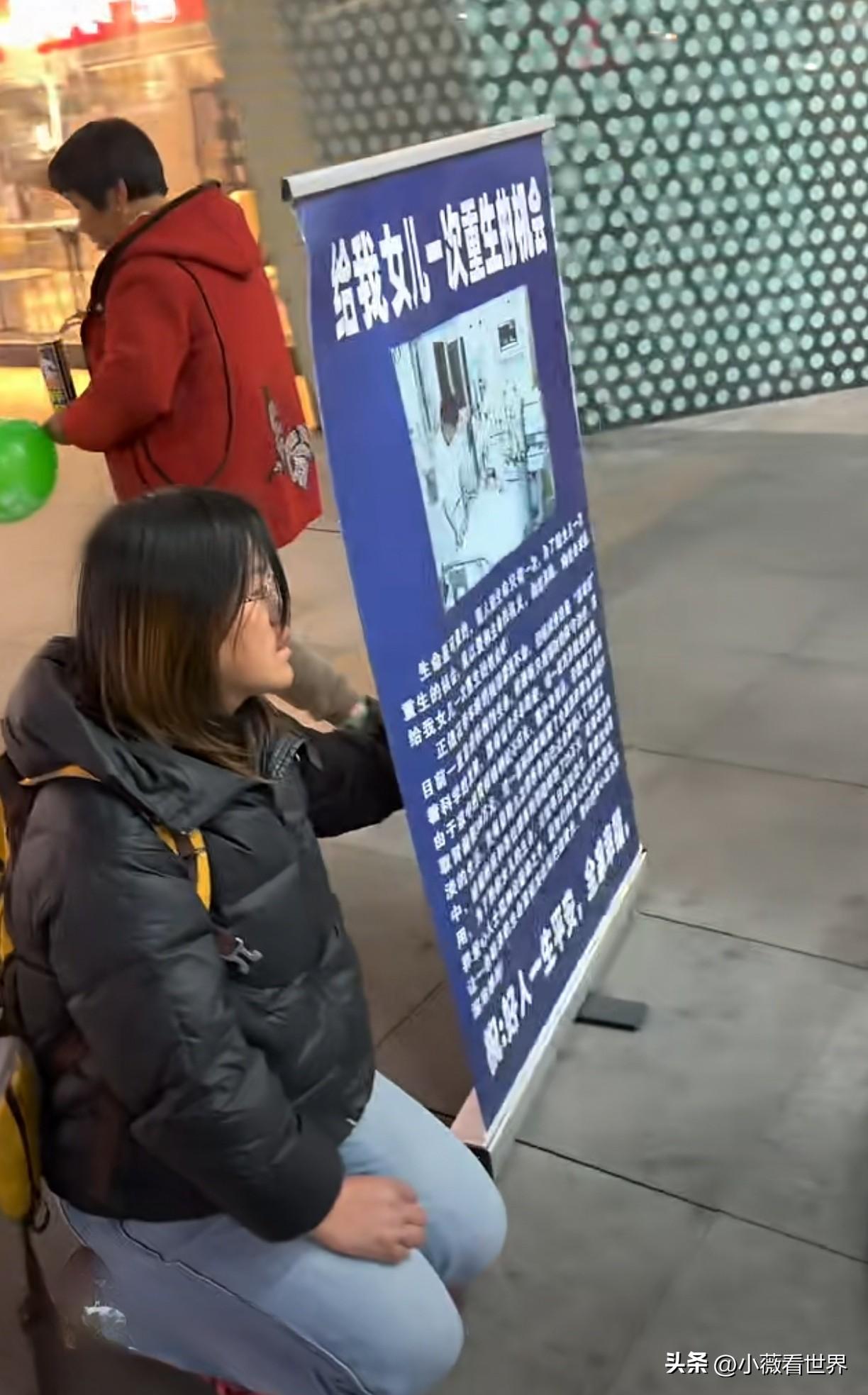 这是发生在无锡惠山区的一件真实的事——

有个小伙子发现街头有个大姐跪在地上，旁