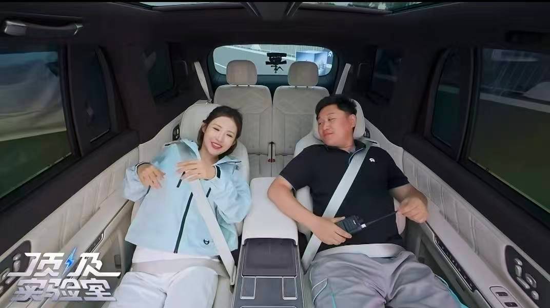 蔚来ES9破解零重力座椅安全难题蔚来大部分的车都只能停车状态下调整座椅半躺着，行