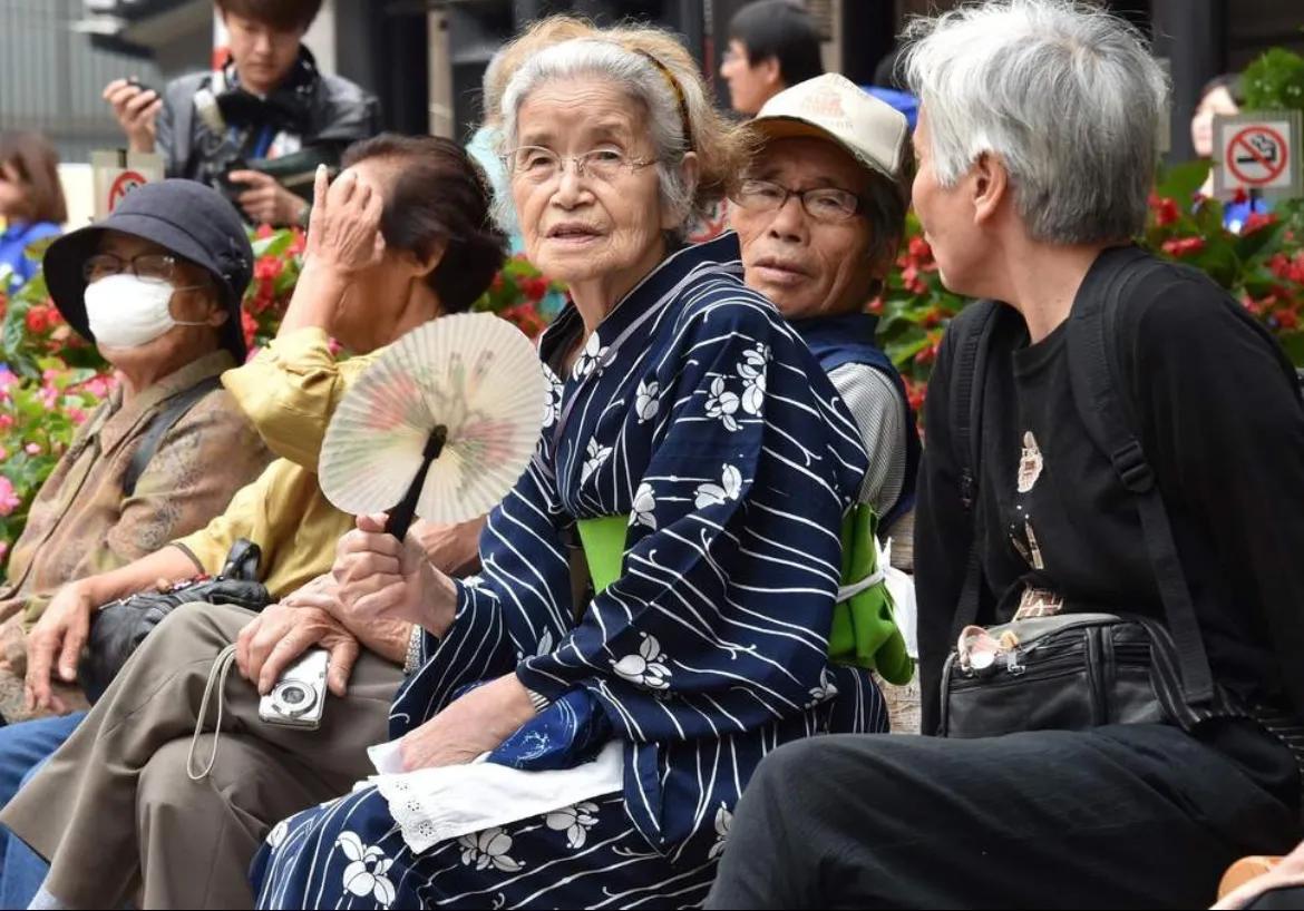 为什么日本经济陷入了持续低迷，深层原因就一个！

日本人老了！

我的意思是，在