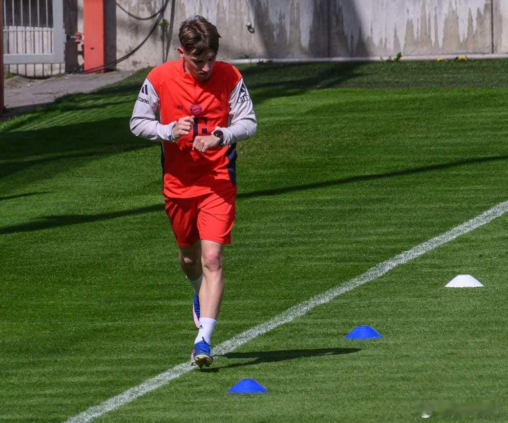 卡尔在联赛夺冠后的庆祝非常小心，这也是为了防止伤病出现任何反复。本周一拜仁休息，