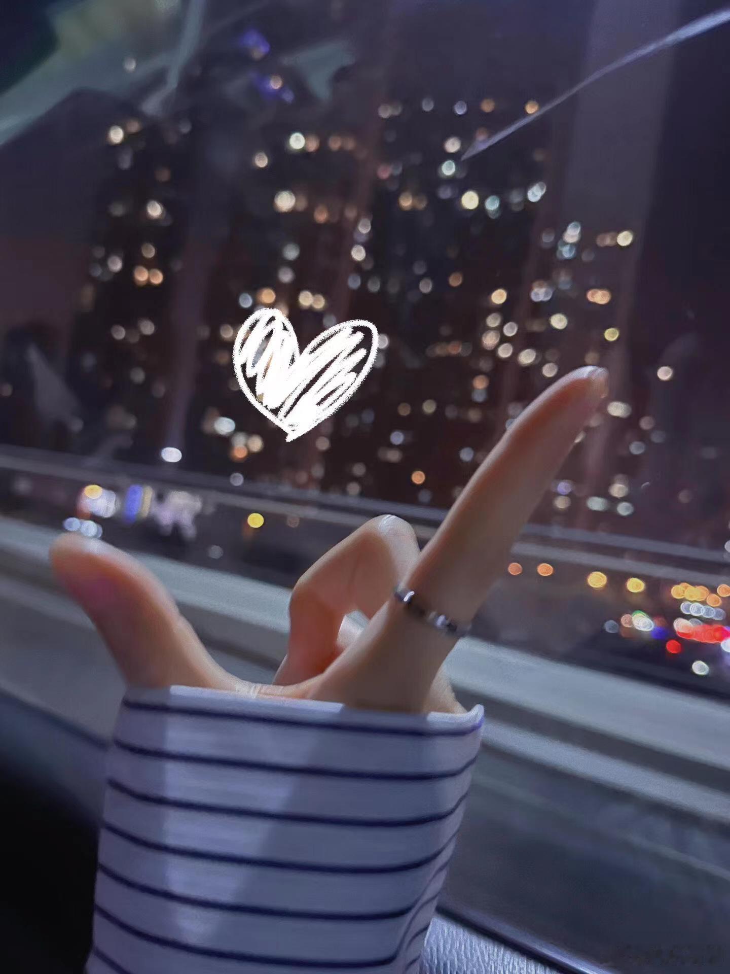 #女子下班后在车里刷剧续命# 暮色降临，华灯初上，车内的小世界成为心灵的避风港。