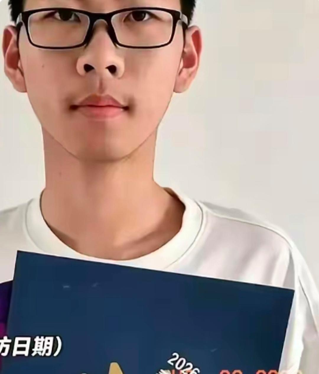 705分的吉林考生刘子涵，放弃清北、华五，选择哈工大，这件事在网上吵翻了。
 