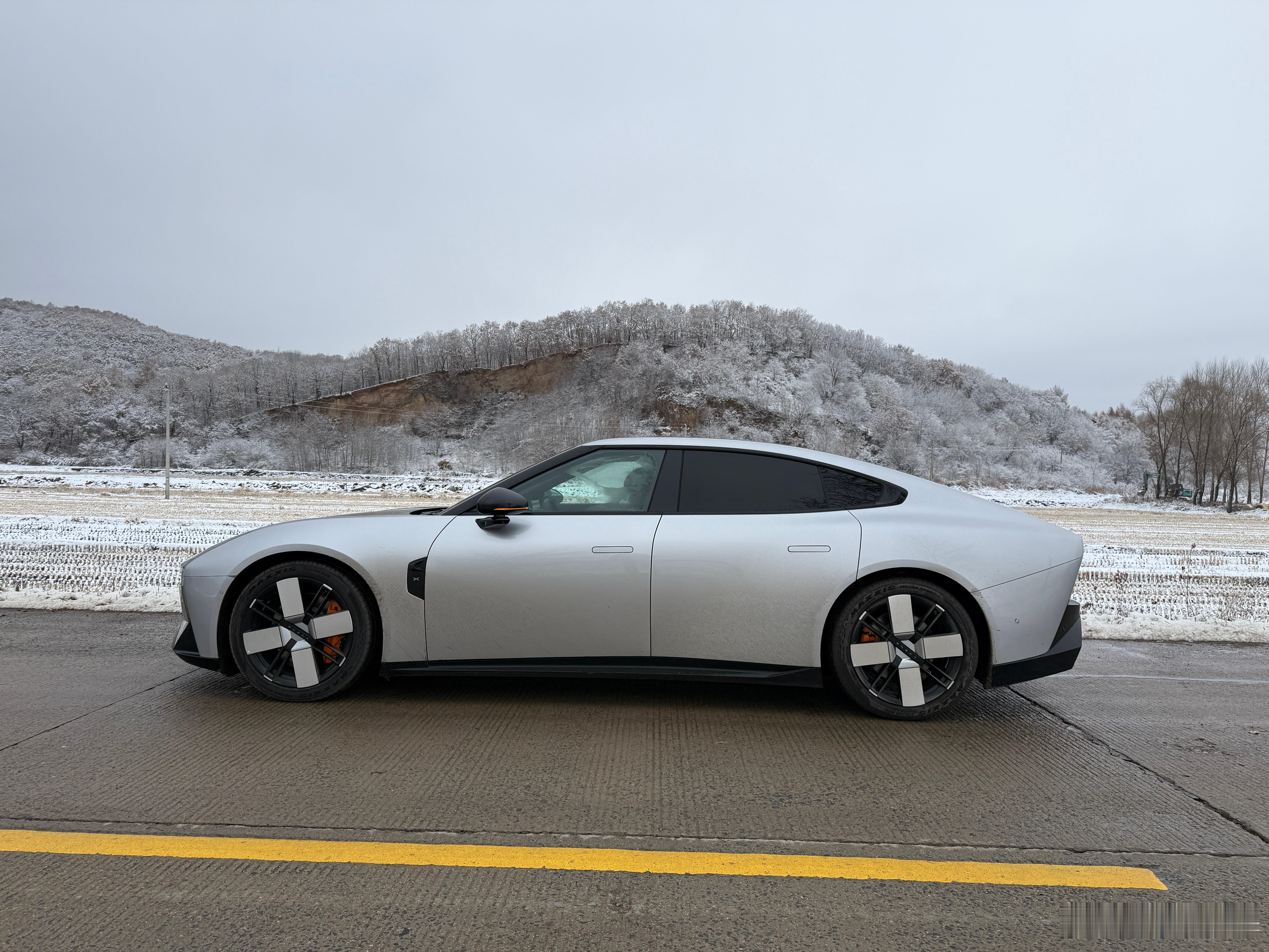 也许是全网第一台开进冬天的小鹏P7  ​​​