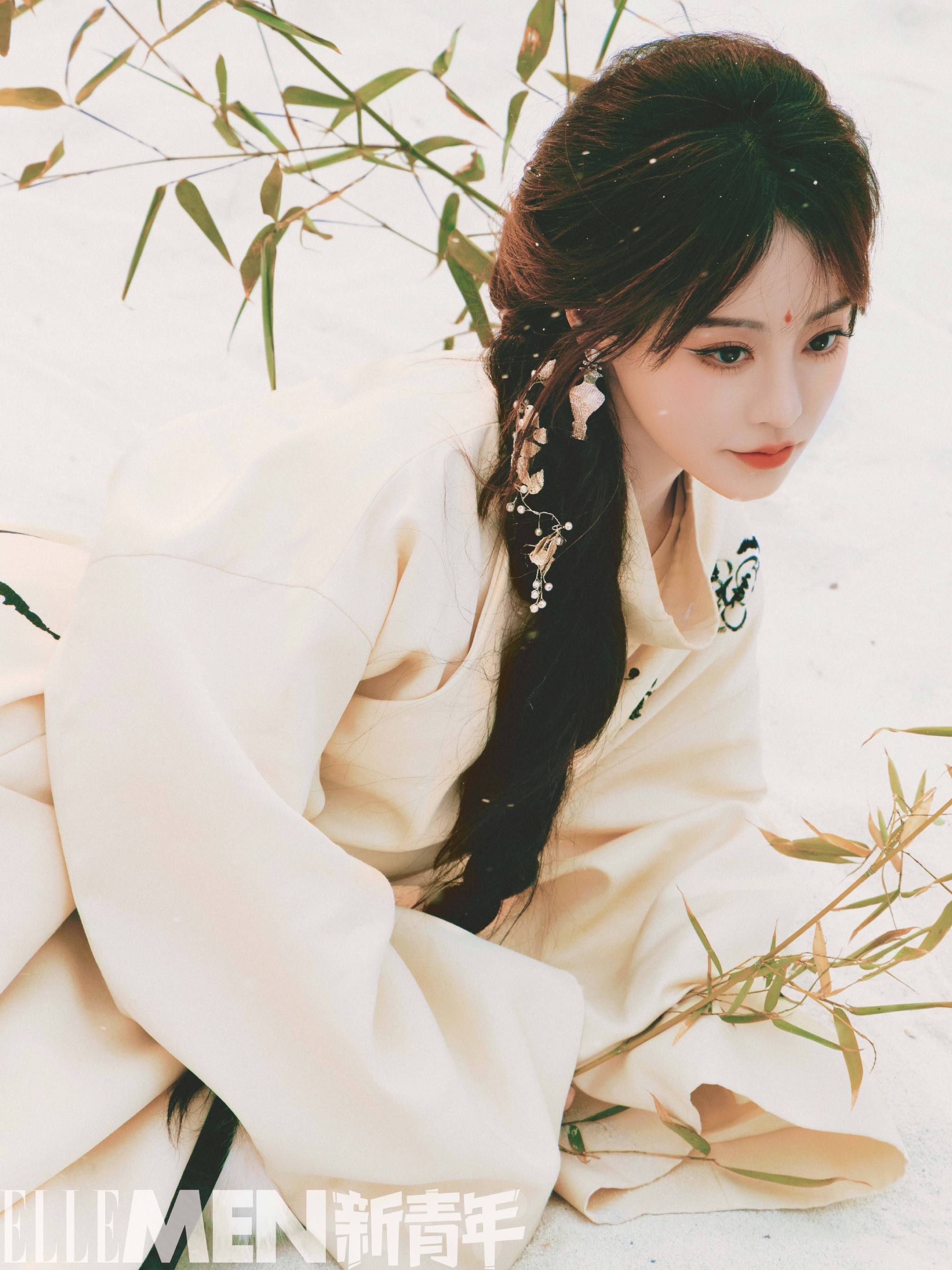 祝绪丹接了一米长麻花辫祝绪丹那一米麻花辫造型，灵动又清冷。像是从童话世界走来，美