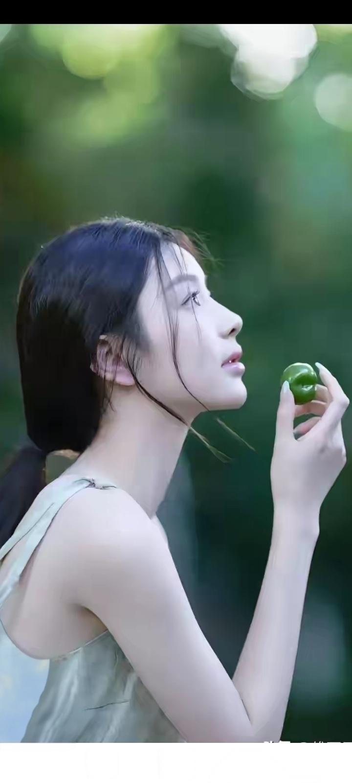 绿袖拂面风，轻嗅芳草香。