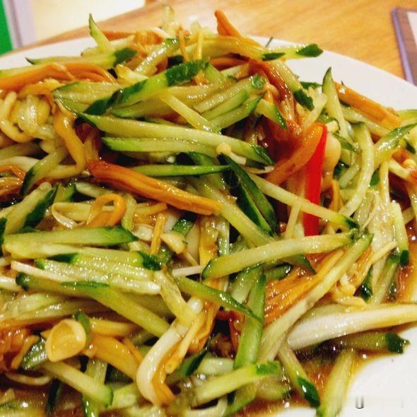 大连以前不论大小饭店都有黄瓜金针蘑这道菜，而且金针蘑是罐头的，这些年忽然发现这道